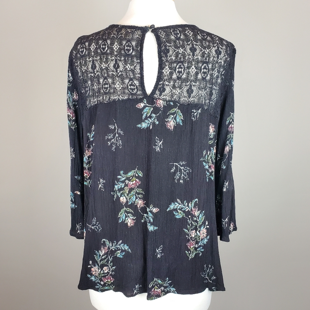 *cute* 1X Black & Floral Top - Picture 2 of 4